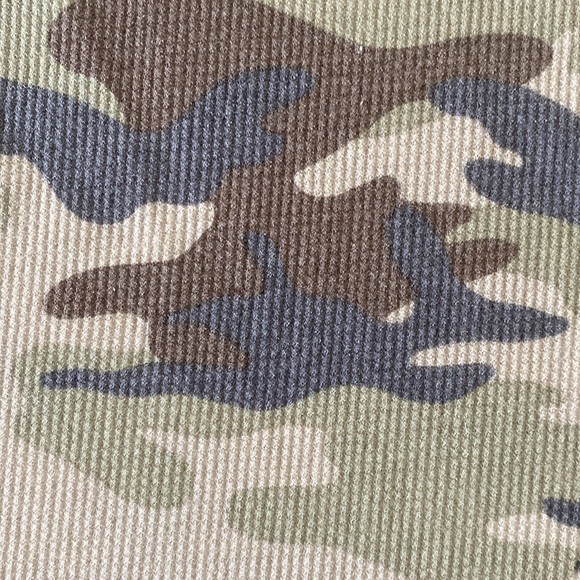 7th Ray razor back camo tank top. - Picture 4 of 5